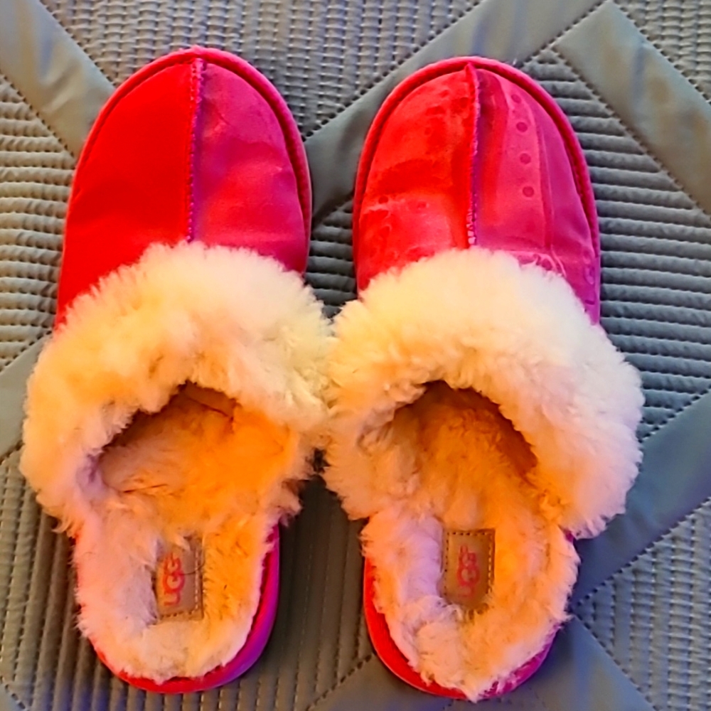 A beautiful pair of gently used Ugg house shoes.  Pink in color.